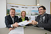 Unterschrift unter Vorvertrag zu Hotelmietvertrag mit Karin Lange (Vorsitzende "einsmehr" und Gerhard Hab (westhouse GmbH)